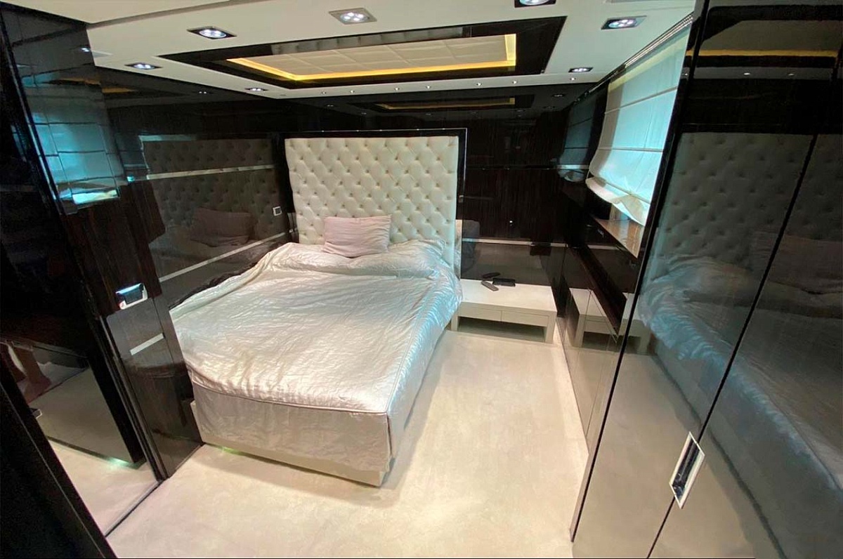 Аренда моторной яхты Azimut 116 в Сочи
